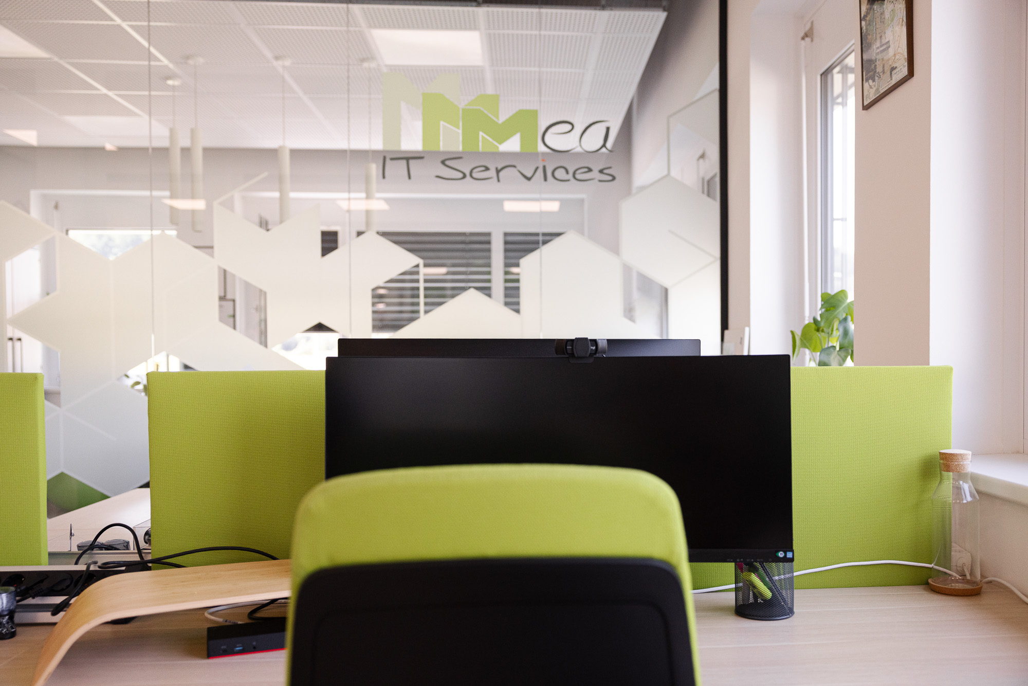 Büroarbeitsplatz bei mea IT Services – moderne Arbeitsplätze und klare Prozesse