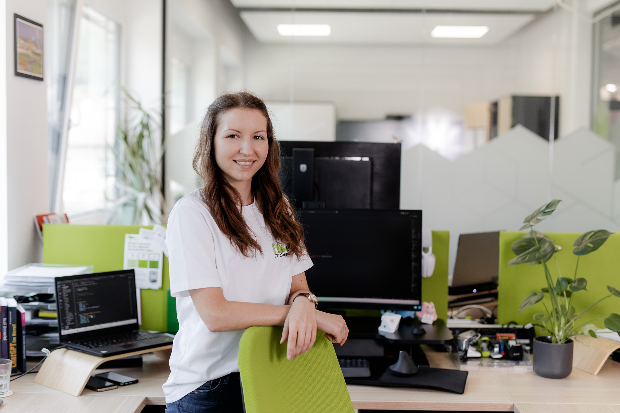 Kerstin Greifensteiner bei der Softwareentwicklung bei mea IT Services