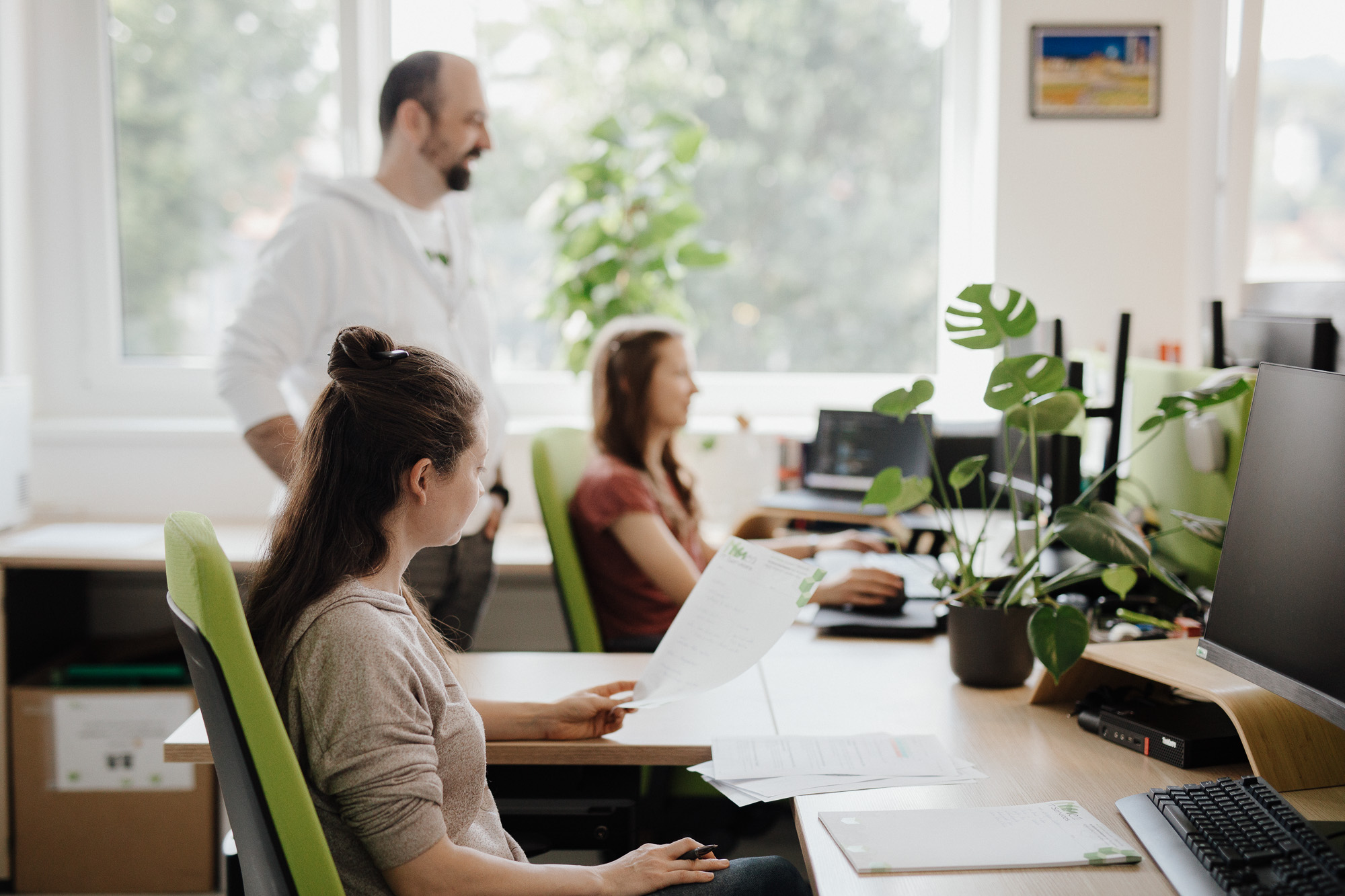 Team von mea IT Services (Mike, Kerstin, Beatrix) bei der gemeinsamen Projektarbeit